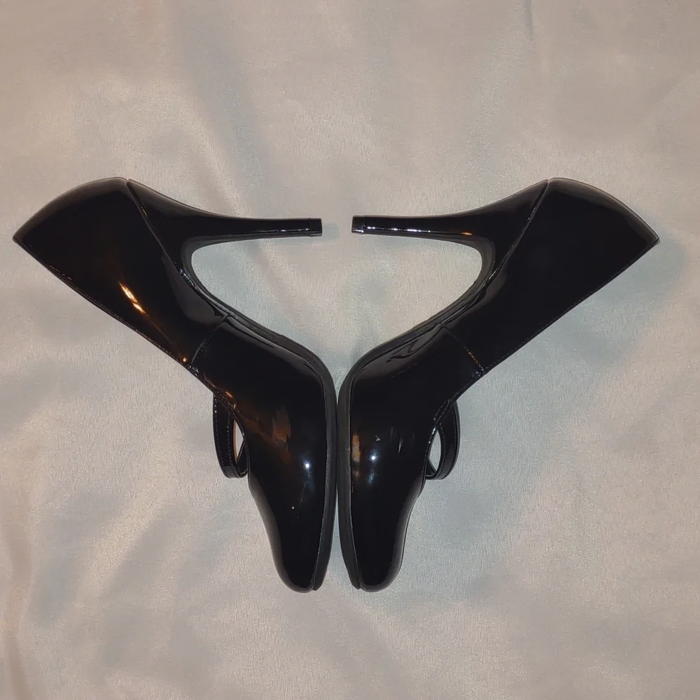 𝅺American Eagle Black Closed Toe High Heels - Picture 3 of 8